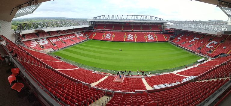 Vista panorâmica do Anfield, estádio do Liverpool, com as arquibancadas cheias.