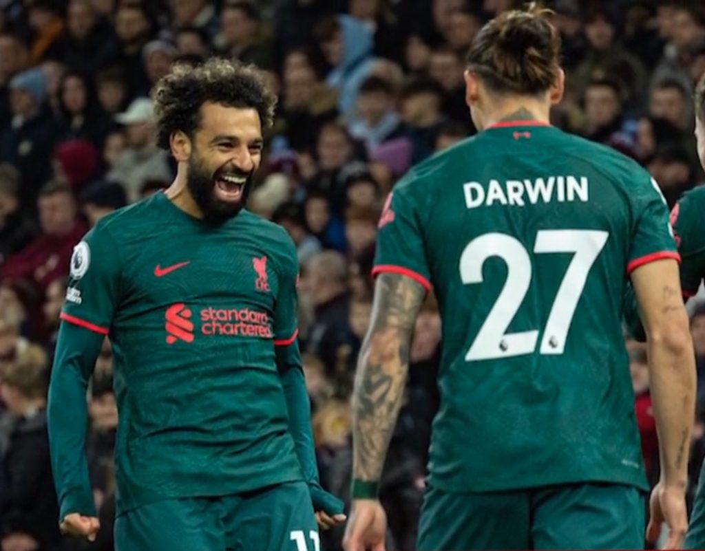 Mohamed Salah comemora um gol com a camisa do Liverpool.