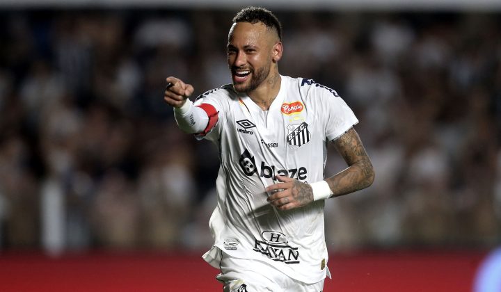 Neymar celebrates a gol