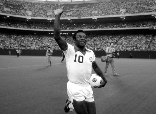 Pelé greets the fans