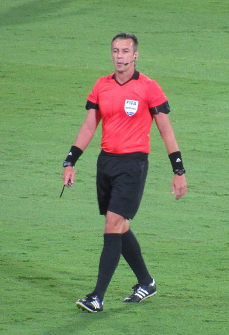 Raphael Claus, do quadro da Fifa, é um dos 20 árbitros centrais contratados pela CBF no primeiro ano de arbitragem profissional no Brasil.